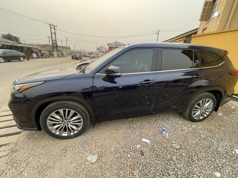 Thumbnail 7 of 2023 Toyota Highlander PLATINUM